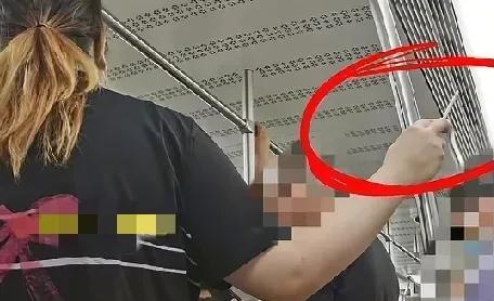 近日，在大连地铁一号线车厢内，一女子手持点燃的香烟乘车，该女子在星海广场附近站点
