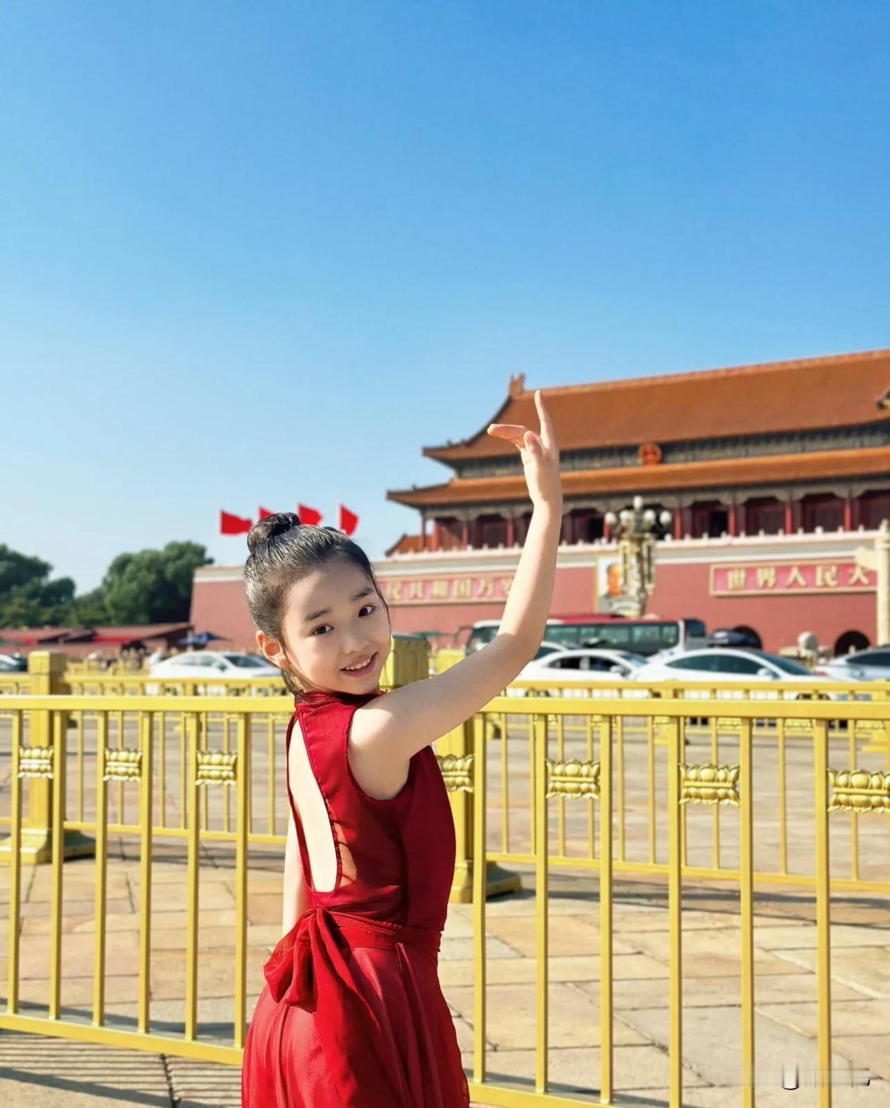 国庆节这一天，董璇的女儿在大城门跳了一段舞！看呐！这孩子，自信又漂亮不矫情，