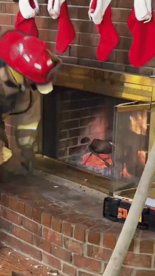 美国职业消防员救火，主打一个随心所欲？即使是没有发生火灾？也要人为制造一起火