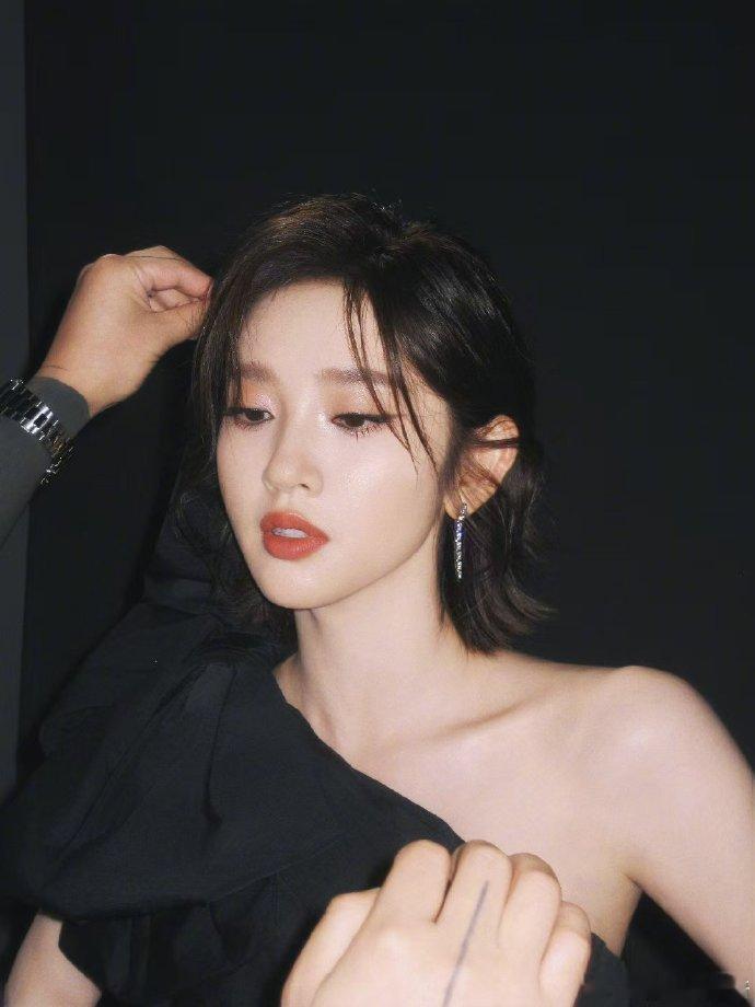 唐艺昕舞技飞升《爱情鸟》被跳出新感觉，唐艺昕舞姿灵动又利落，进步大到让人眼前一