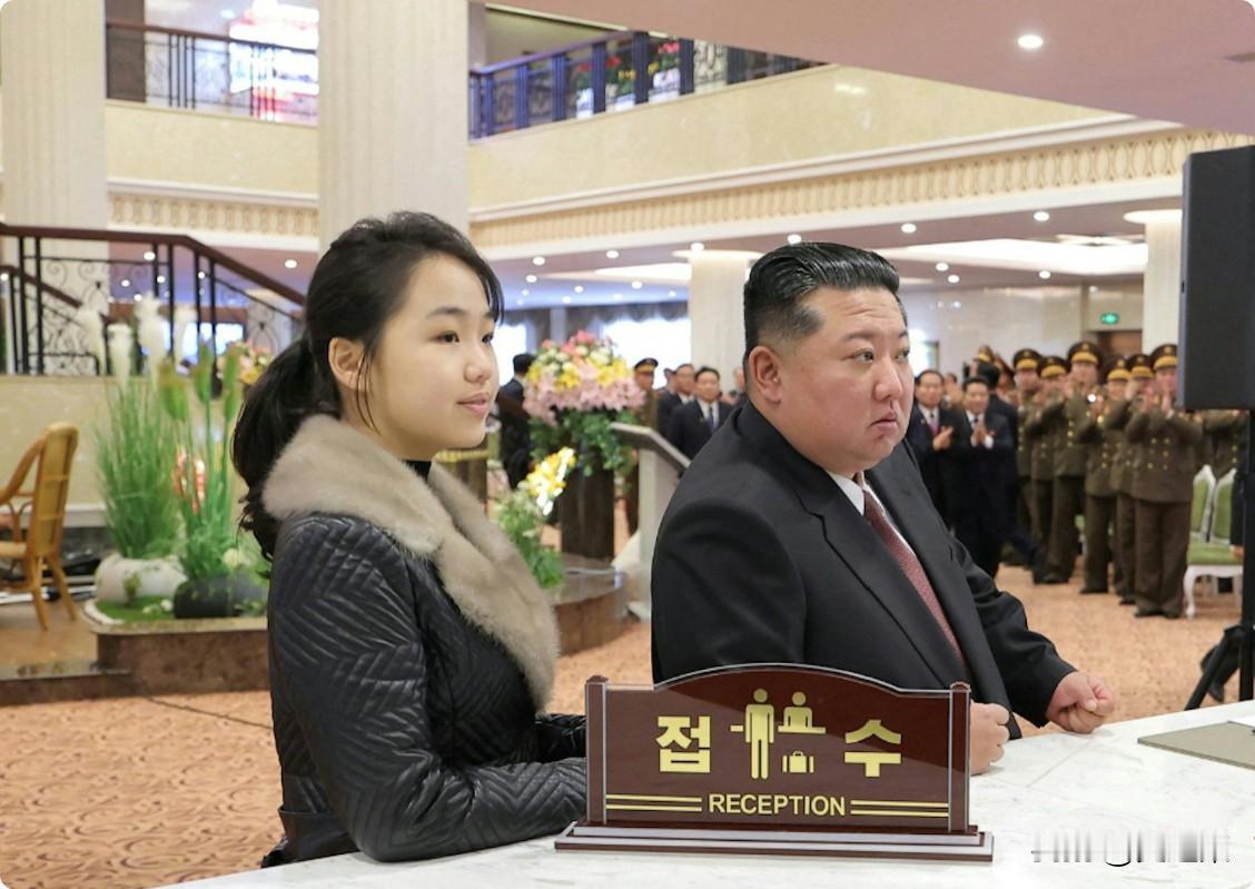 新加坡《联合早报》12月24日分析，【金正恩在年底的公开行程中，女儿金珠爱几乎全