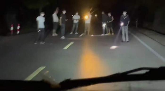 近日，广西有网友爆料称，靖西市地州镇辖区内出现人员非法拦车情况，网传现场画面显示