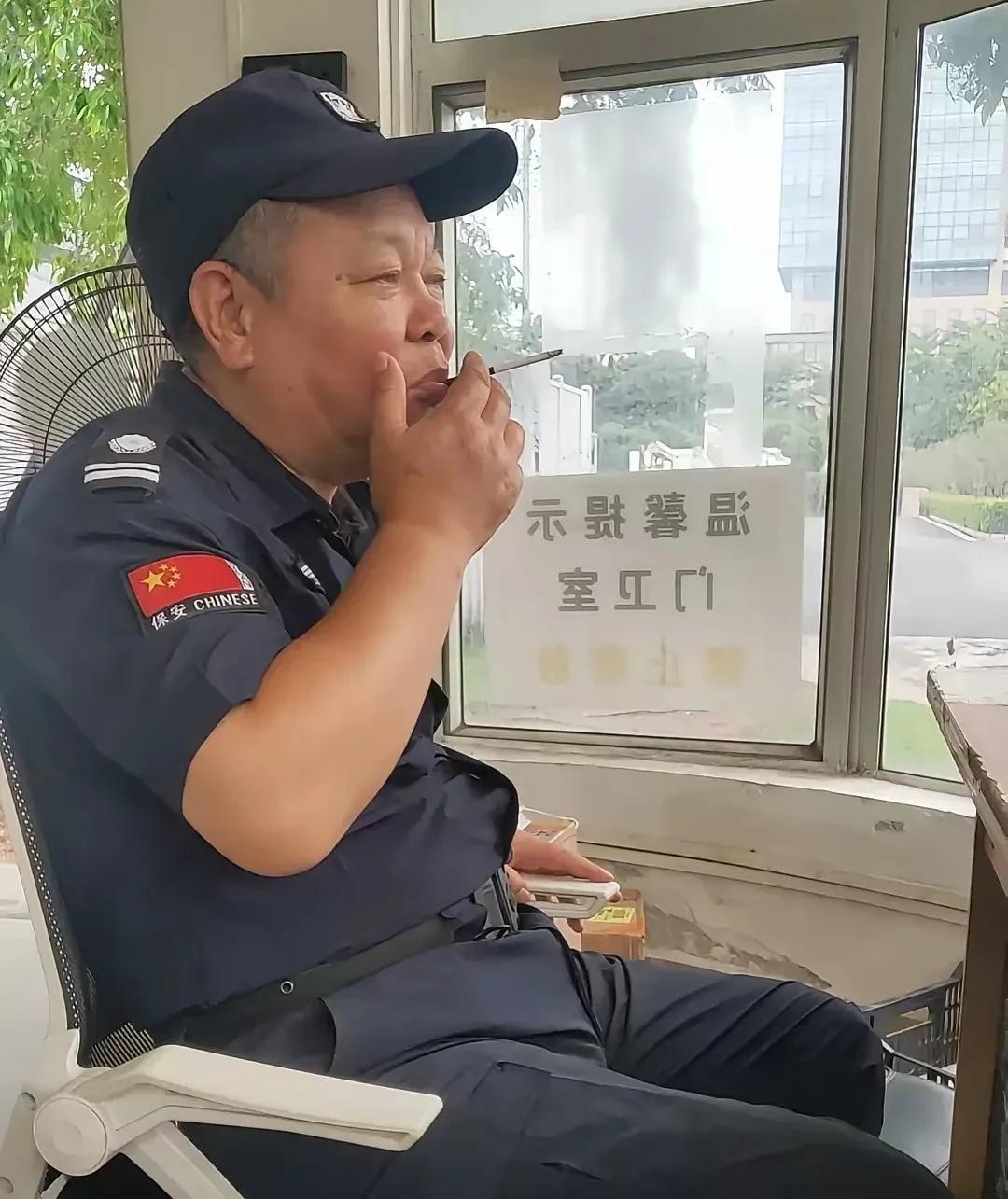 昨晚下班和隔壁小区的一个保安大哥聊天。我们俩聊起来工资的事情。他一个月也是三千