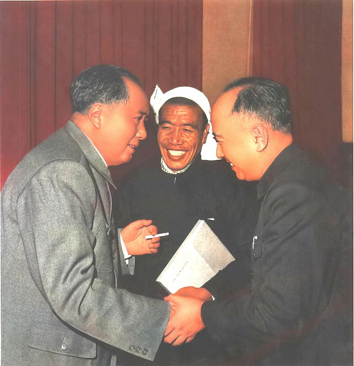 不知为什么看到这张照片，眼睛情不自禁的流下眼泪。那是一张黑白的老照片，没有
