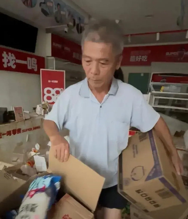 怀集水灾惊现“零元购”，天灾面前又来了人祸。怀集当地赵一鸣老板爆料说货物已经被水