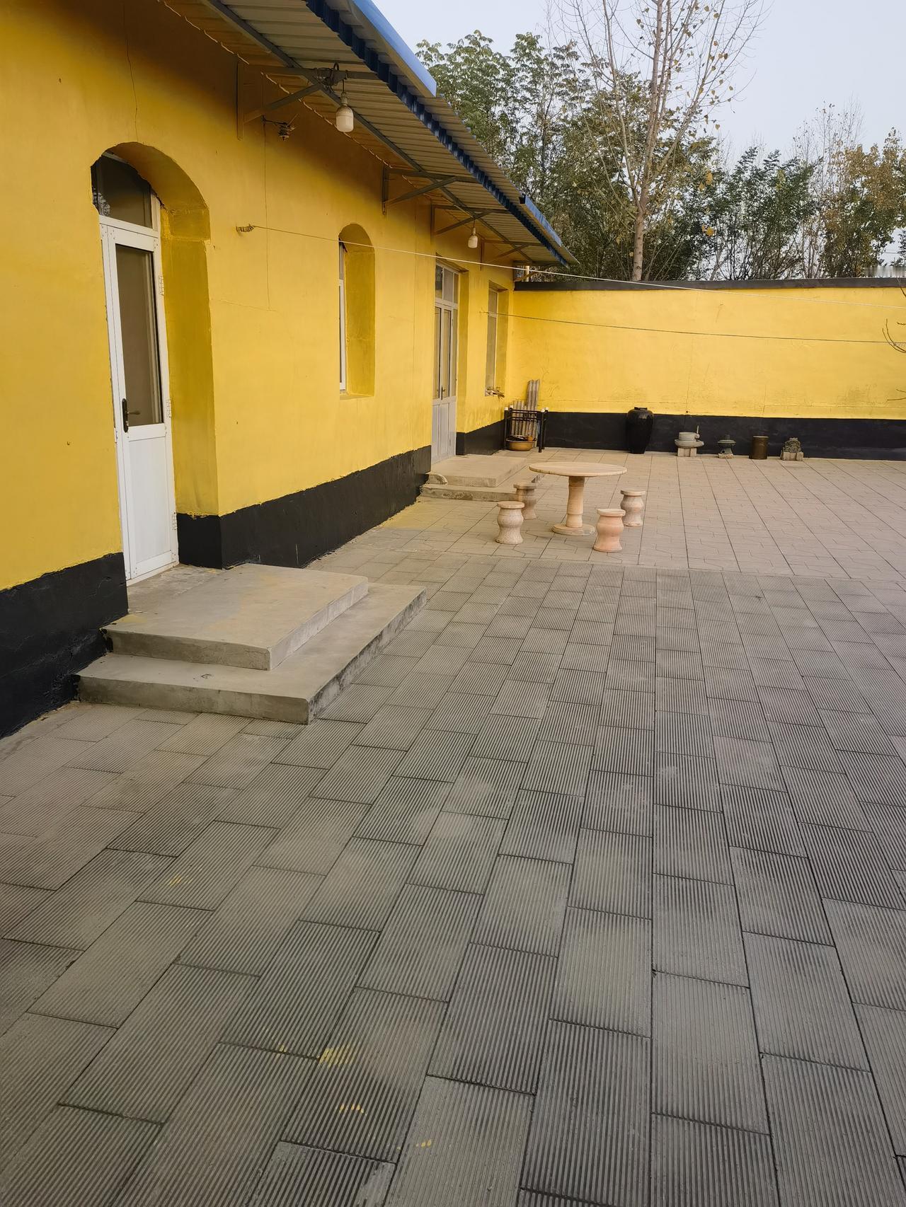 我爸今天刚请人把墙刷成了黄色下面是深灰今天回老家，工人们还没弄完正在收尾