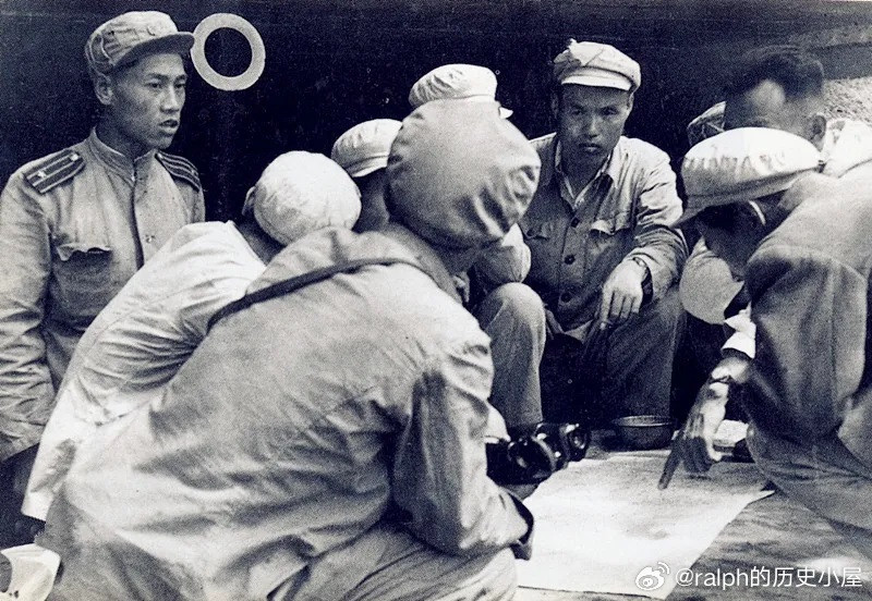 1952年志愿军炮兵第2师师长朱光（左6）率队参观朝鲜人民军海防炮兵阵地，共同研