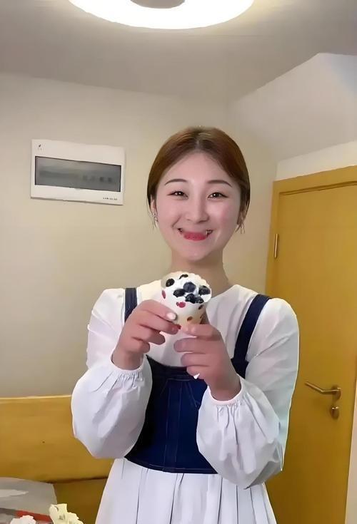 52万欠款，陈亚楠的杭州梦，这下是真的碎了。当初她离开朱家的时候，那股子心气