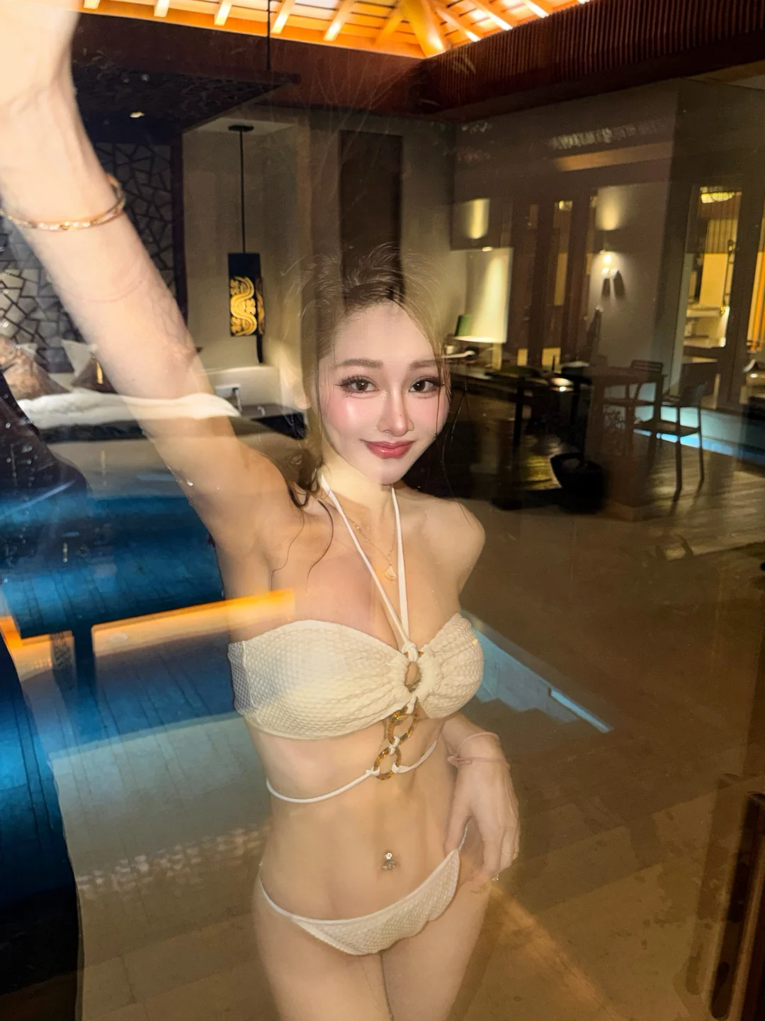 泳池镜面自拍技巧｜白泳衣氛围感密码✨