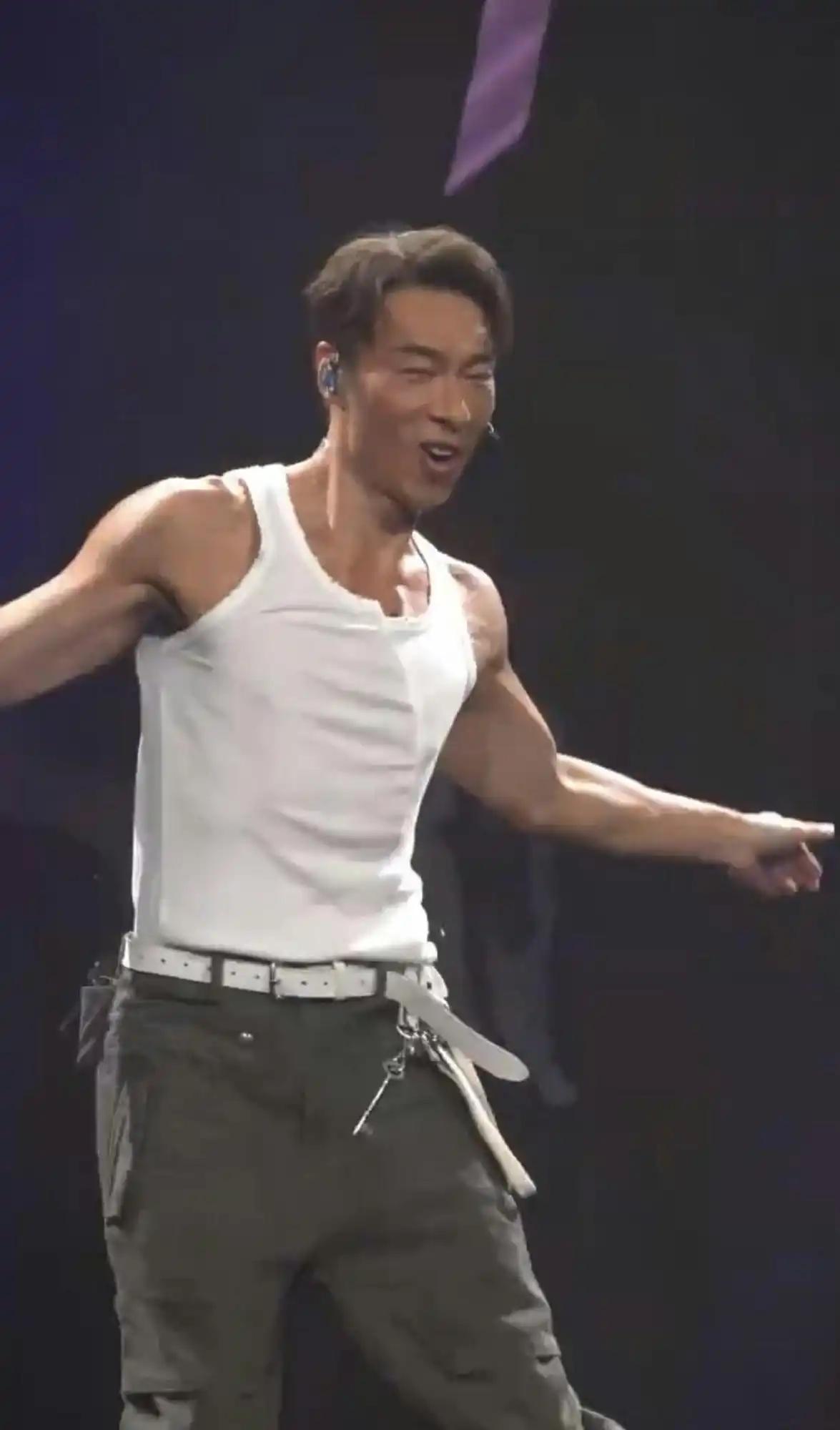 多少艺人塌房一次就查无此人，许志安塌房六年后，红馆三场演唱会门票一个半小时卖光。
