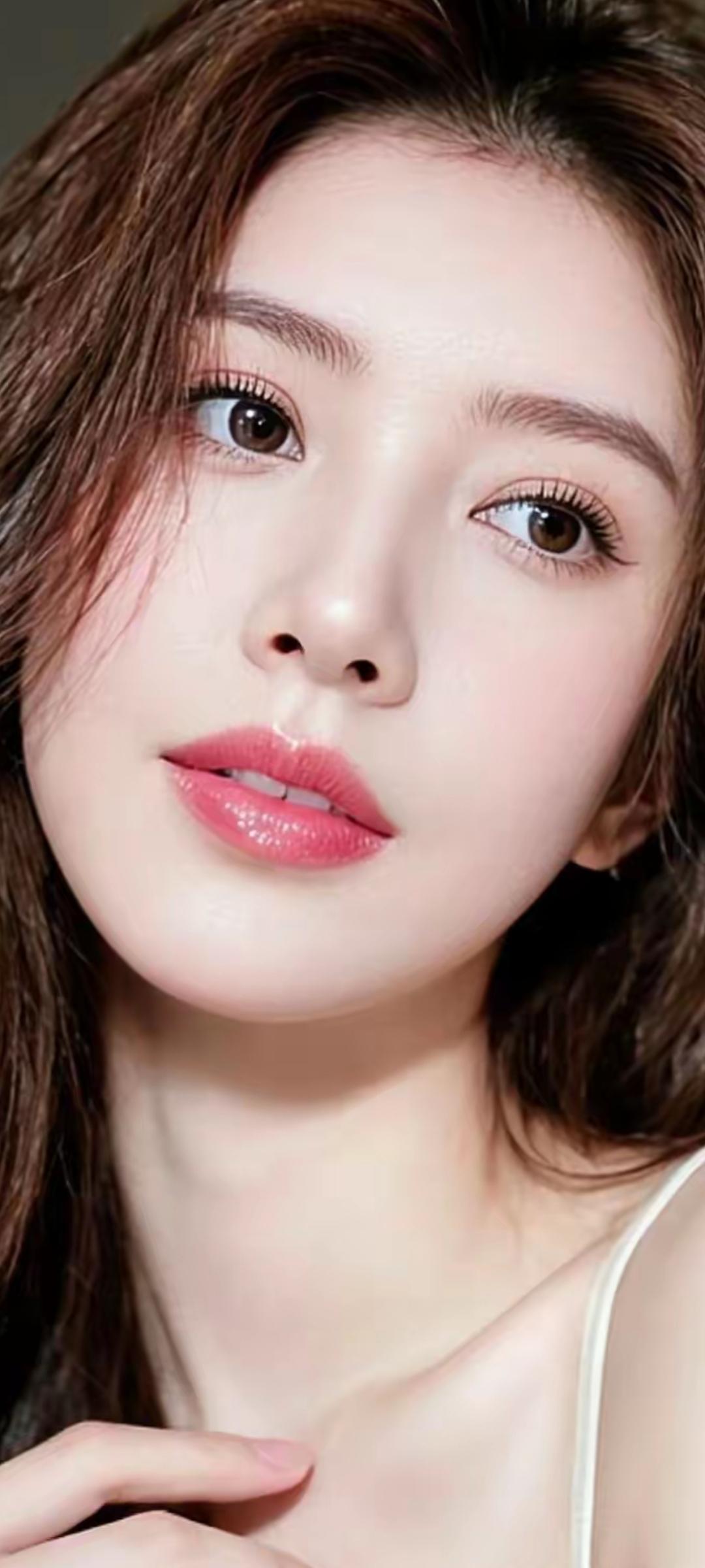 温柔甜美的少女，红唇轻启，散发迷人魅力。