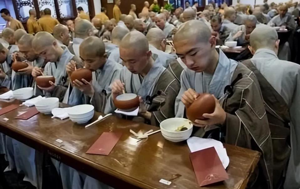 一个寺庙这么多和尚吃饭，他们不工作，不种粮，不服兵役。如果哪一天没有了香火供奉，