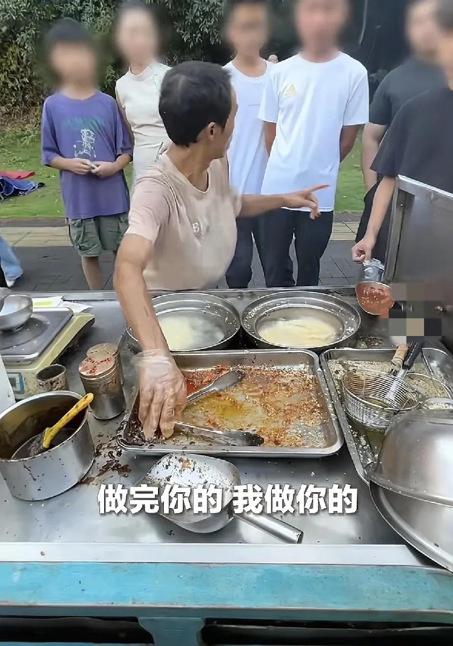 抖音似乎每年都会推出一个现象级的平民网红，去年是湖南怀化的发型师小华，突然的爆火