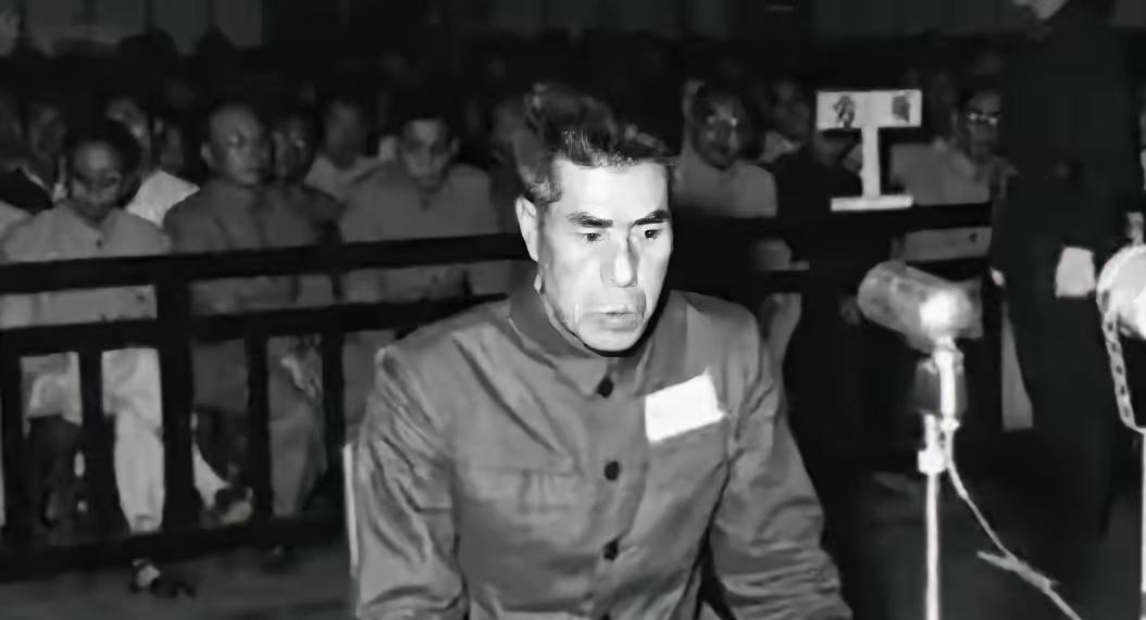 1957年，许世友将军的警卫连长去上海出差，和一男人擦肩而过，军人的警觉，让他猛