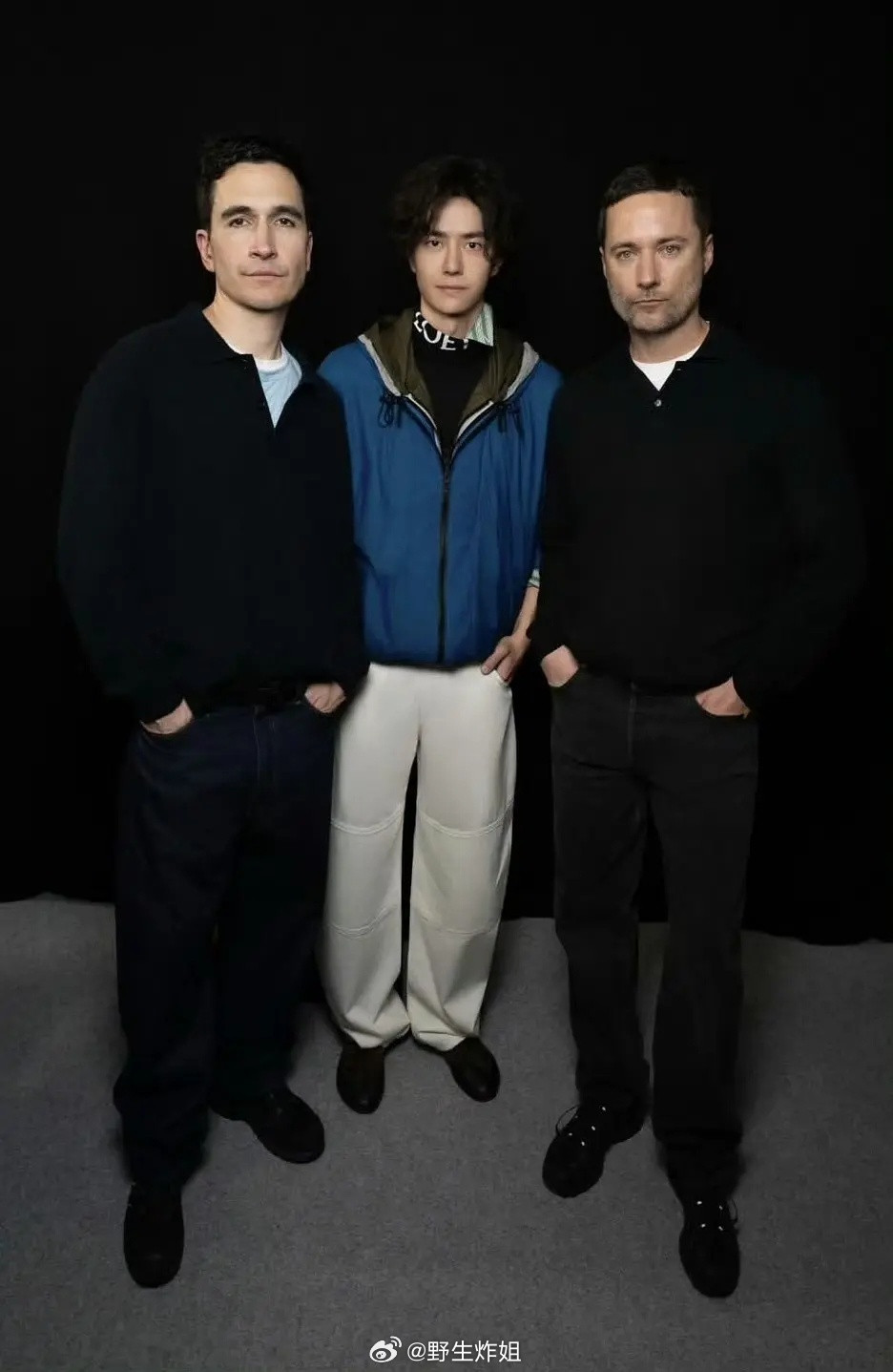 王一博与Loeweceo、设计总监、Loewe中国总裁合影，Loewe脸书、