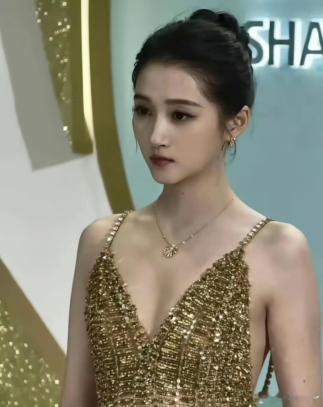 关晓彤：我就站在你面前，你看我有几分像从前。