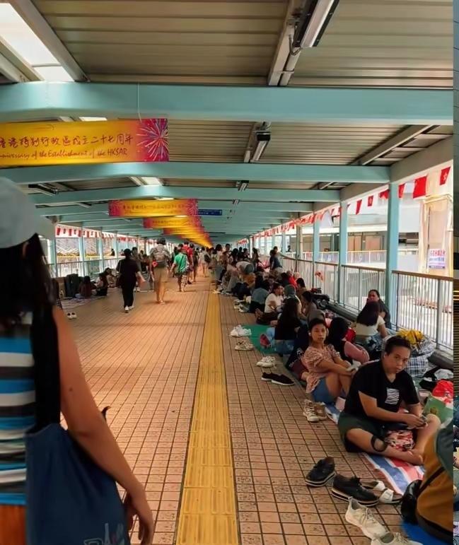 你知道这两个场景是哪里吗？这其实是香港菲佣休息日出来集会的场景。很多内地的人