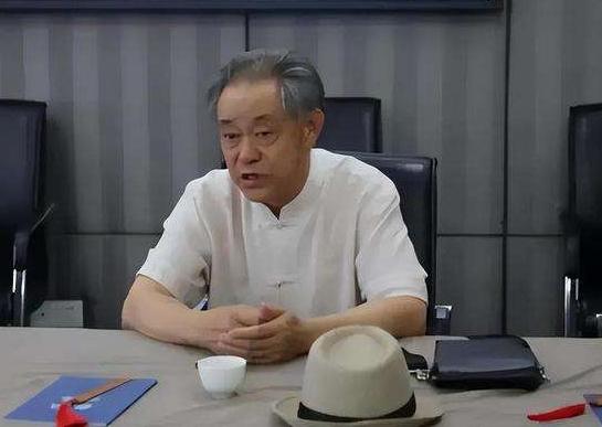 徐湖平被叫去喝茶了，郭礼典被叫去协助调查了。但这还不够，估计徐湖平倚老卖老早已想