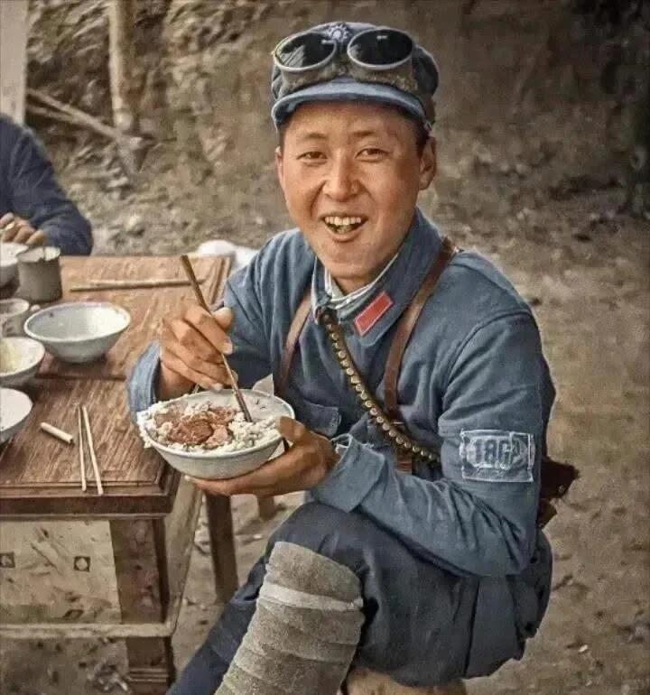 这一张八路军吃饭的老照片，我是看一下，就心酸一次！他正在开心大笑，因为今天的午饭