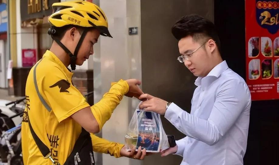 今年广州某学院有1477名高考考生放弃录取通知书，这让外界不少人感到惊讶。其实说