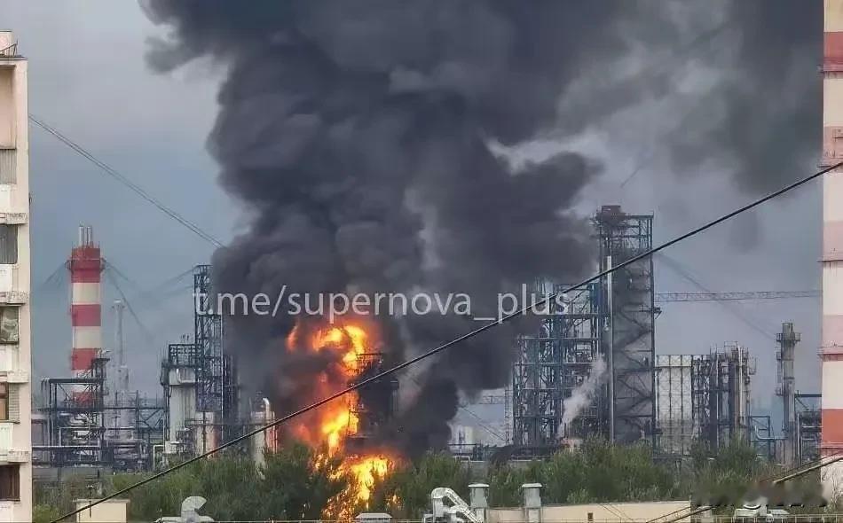 6月15日凌晨，俄军刚朝基辅甩过去几十枚导弹加几百架无人机，基辅全城警报拉满，住