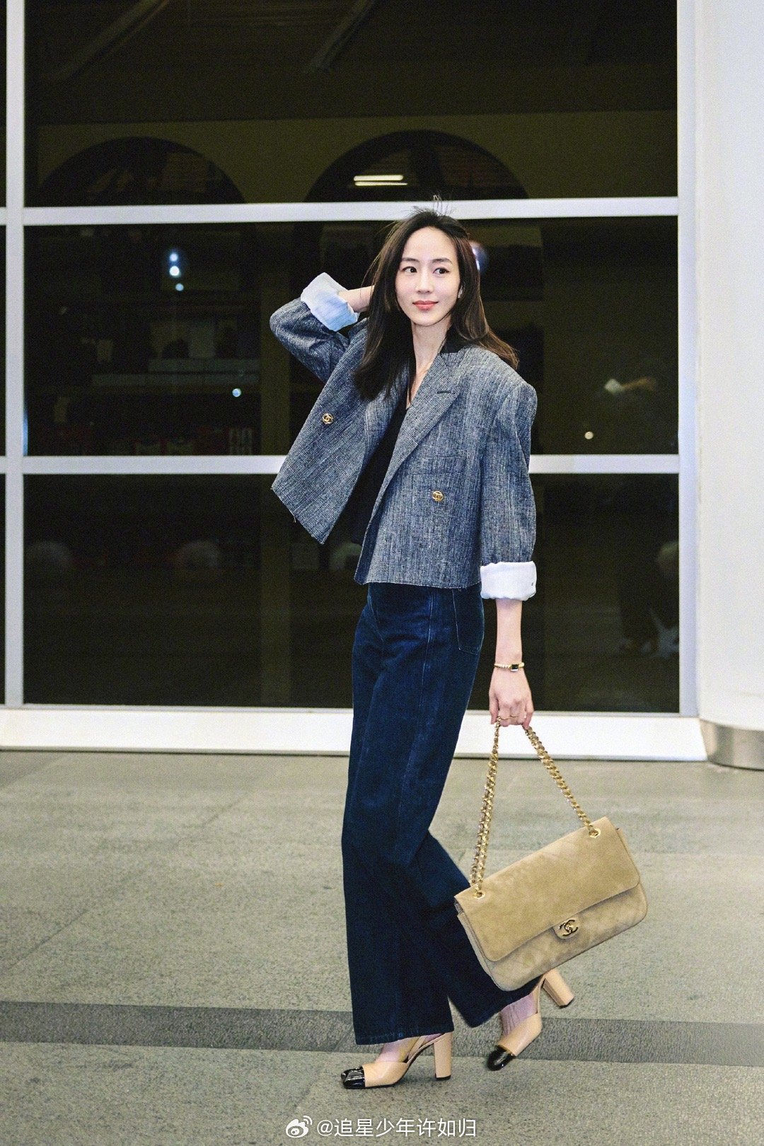 张钧甯别试探了有市场她穿短款西装走在街上，那种松弛感不是装出来的。随性里带着自