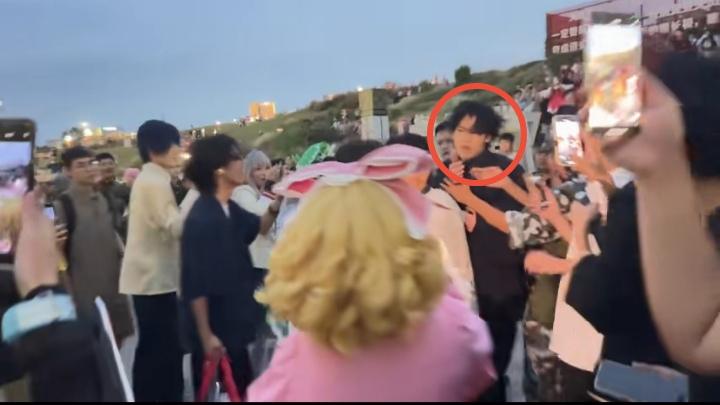 国庆成都漫展有人cos反华角色，现场爱国人士纷纷挺身而出，围堵他把他交给帽子叔叔