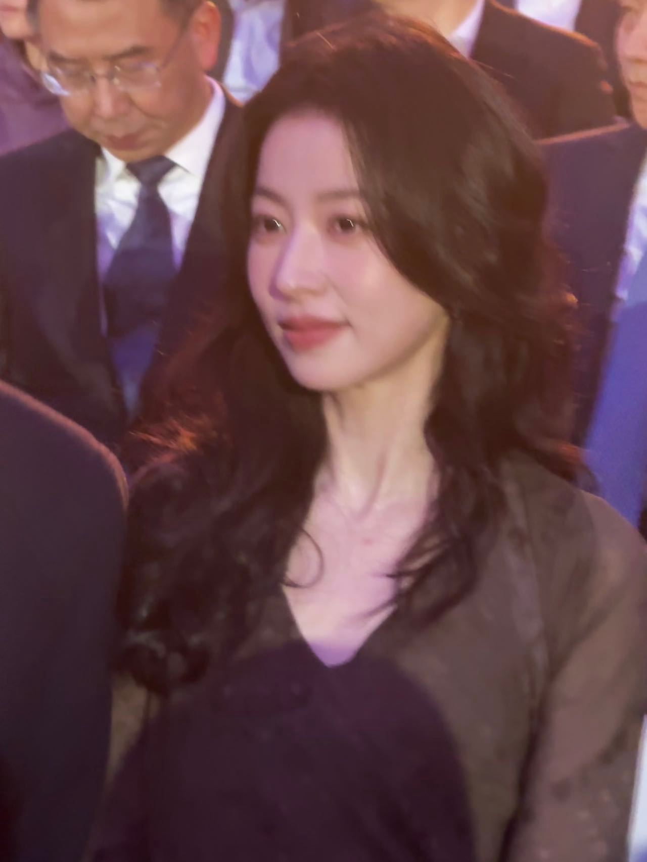 周雨彤怼脸拍都来看这个漂亮得轻轻松松的周雨彤，参加电影频道活动的这个状态每一帧