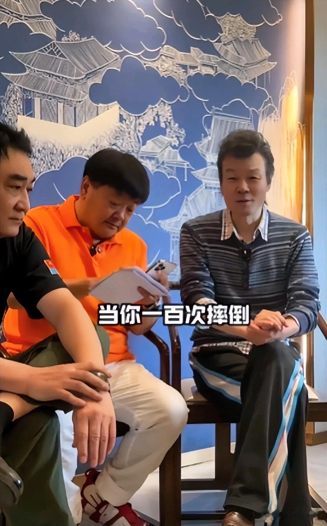 还记得坐在右边的是谁吗？他从安徽卫视隐退5年，61岁定居张家口，因免疫系统