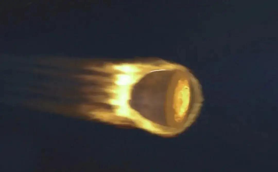 防热玻璃出现贯穿裂纹，地面仿真显示"裂纹会进一步扩展"，风洞试验证实高温下玻璃可