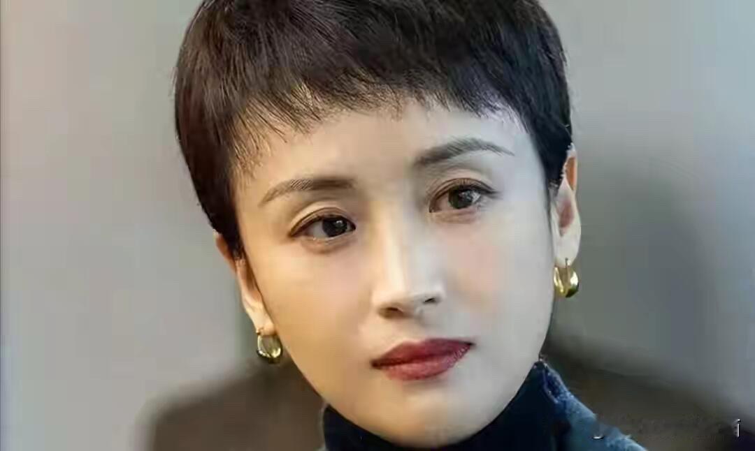 这位短头发的女明星在上戏读大二的时候就拍戏被很多人认识，长相比较温润的那一种，眼