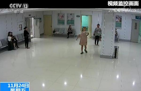 2017年陕西省榆林市，一名26岁待产产妇，三次因为剧烈宫缩痛到爬出待产室，哭着