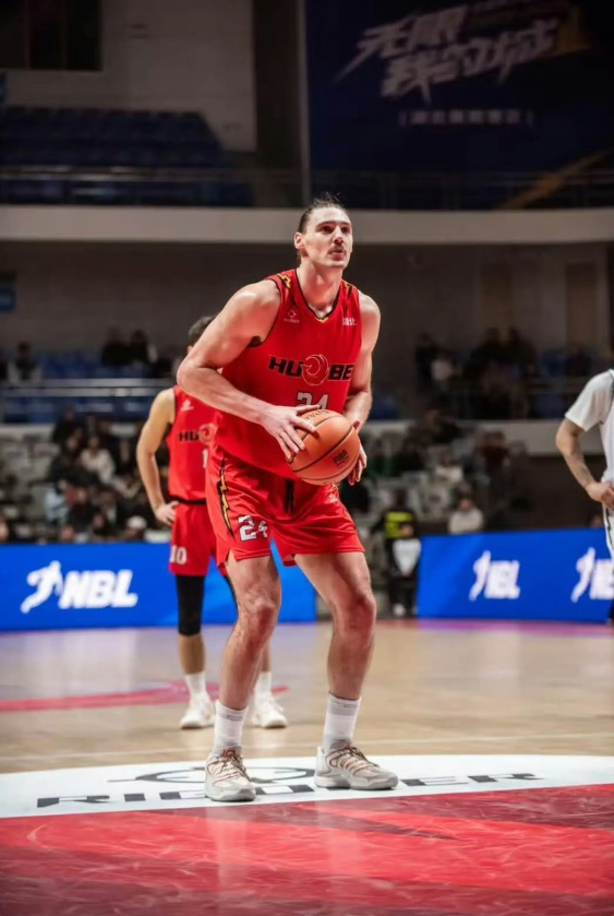 山东男篮官宣签约2米15中锋斯蒂尔，今晚客场挑战新疆能否取三连胜？