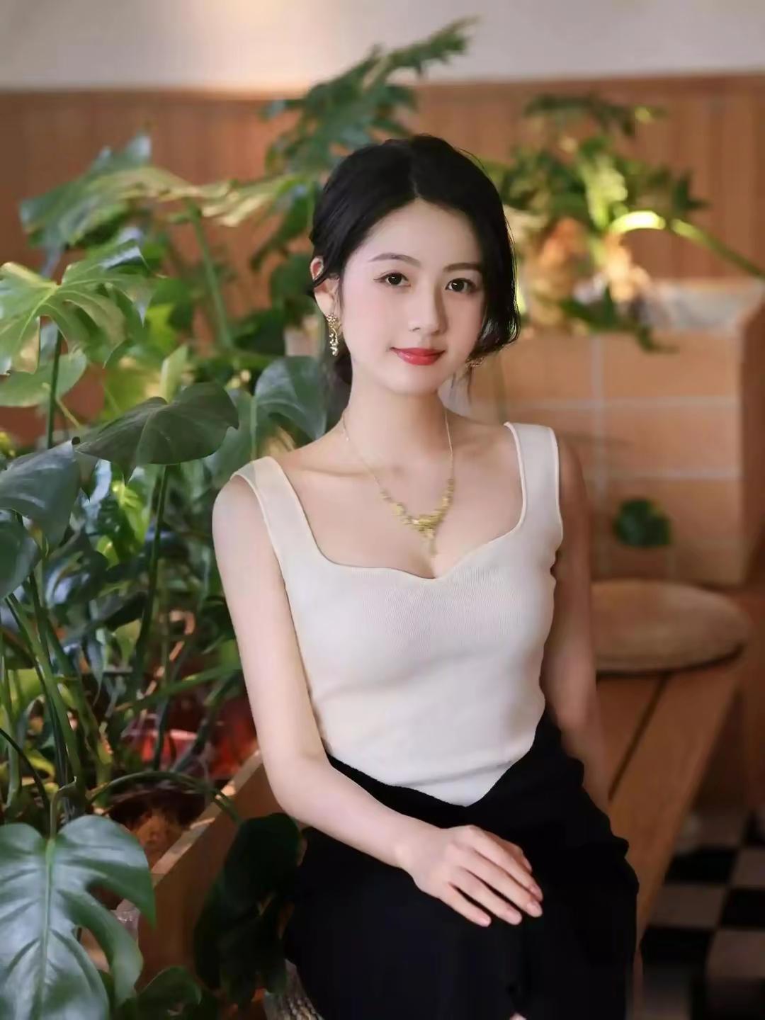 岁月从不败美人，却温柔了时光，沉淀了故事。