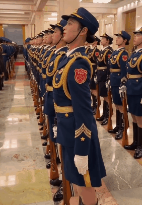 马克龙访华时检阅仪仗队的这一幕，在法国社交媒体上引起了热烈的讨论！ 当解放军