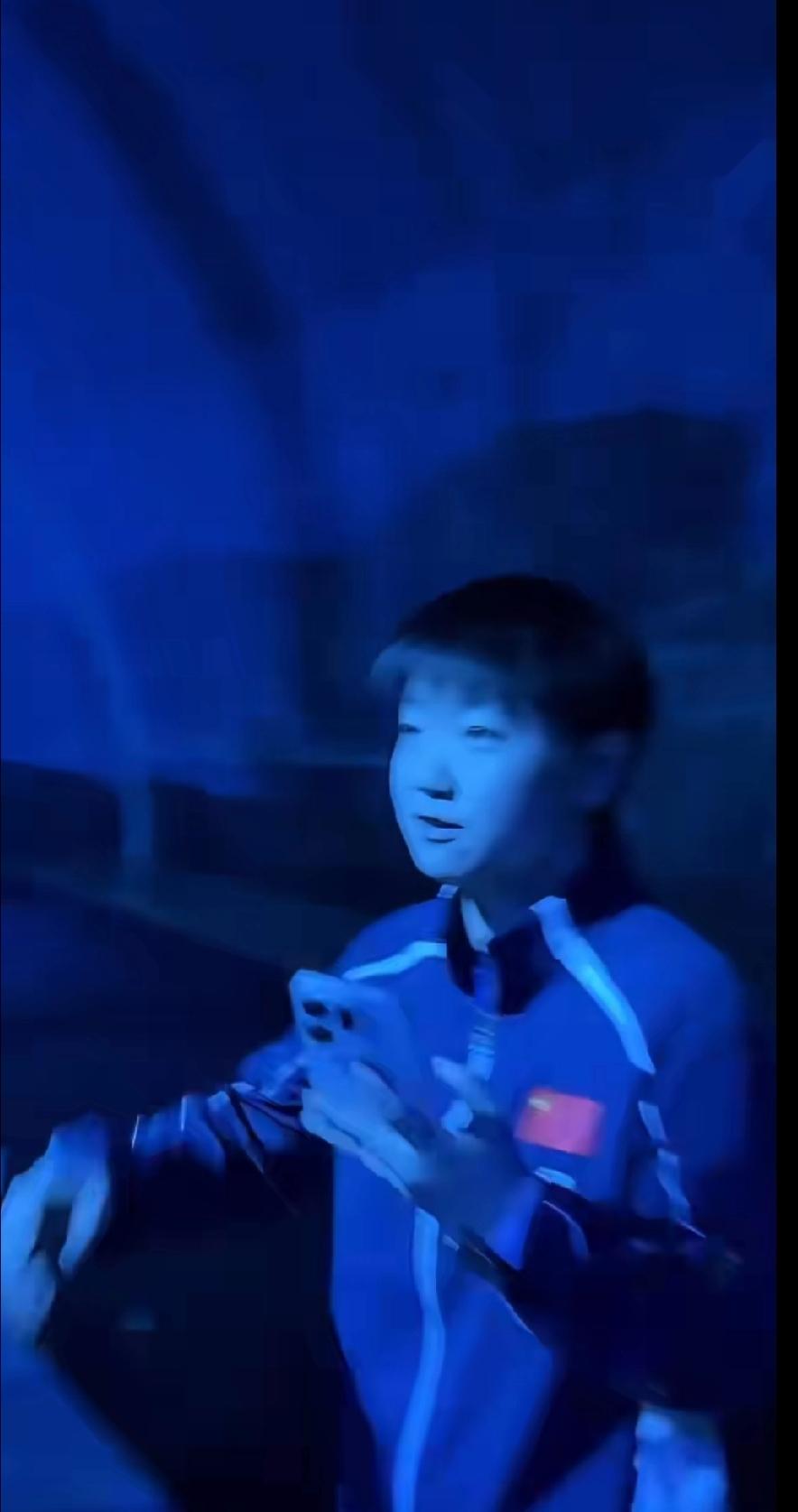 莎莎看鲨鱼，像极了第一次逛海洋馆的小朋友✨WTT新加坡大满贯间隙，孙颖莎去