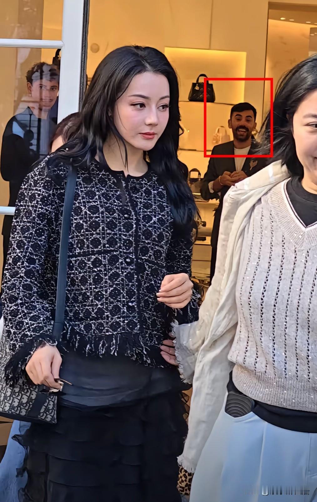 不要啊，我的热巴女神你可要挺住！怎么参加时装周的热巴好像变了样子？脸部饱满