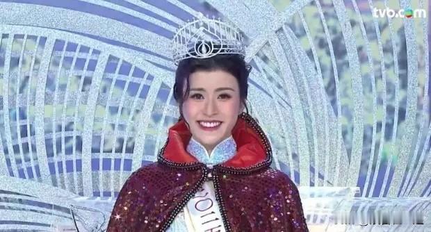 8月31日晚的2025香港小姐决赛太精彩啦！冠军是9号陈咏诗，亚军是7号施宇