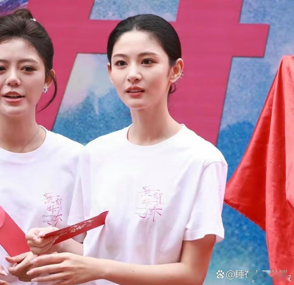 两年四部女主，于正简直是把赵晴按头往资源堆里塞。《金吾不禁》搭周柯宇，《听银》配官鸿，转手又是金瀚的
