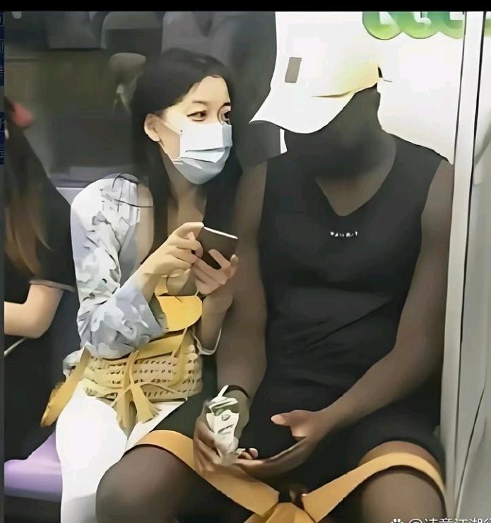 这妹纸要作死了。在地铁上遇见一个非洲小哥。别的人都躲得远远的，她却主动靠上去