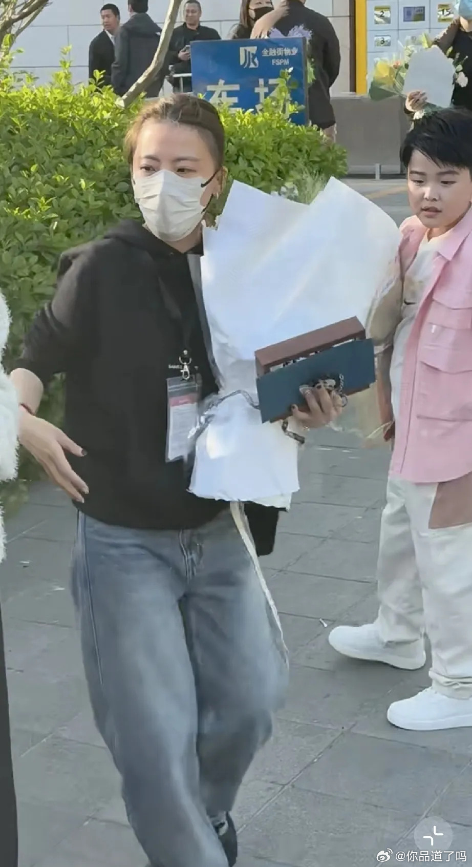 佟丽娅在北京天桥结束舞剧《在远方在这里》演出后，被拍到带着10岁的儿子朵朵现身准