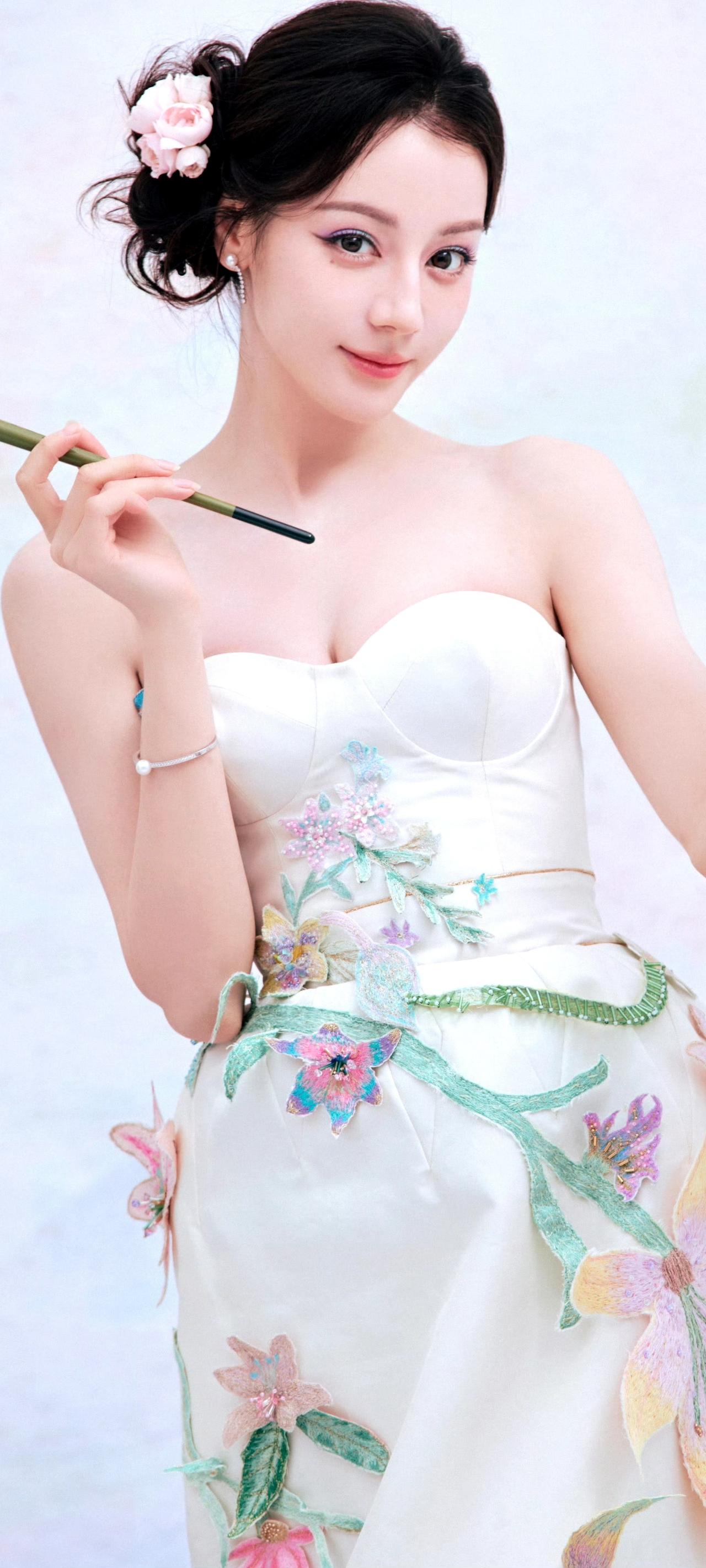 迪丽热巴，优雅仙女风，花仙子般的美丽！🌸✨迪丽热巴哪一位女明星可以让你喜欢一