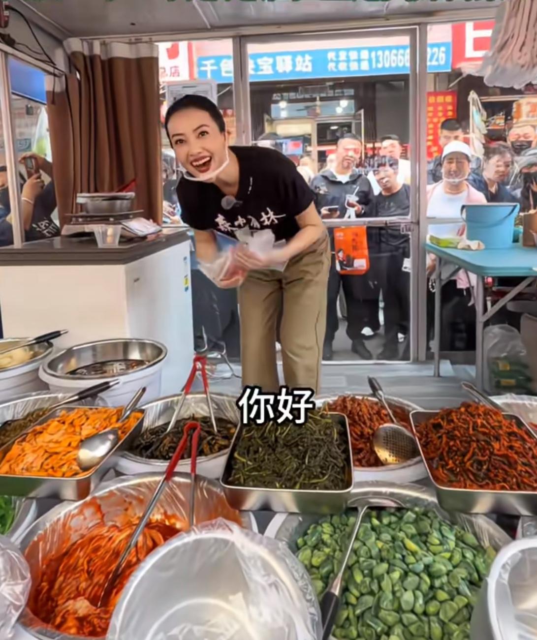 在市场居然看到了高圆圆在卖辣白菜！小伙子看到市场前面一个摊位，围了好多人在买辣白