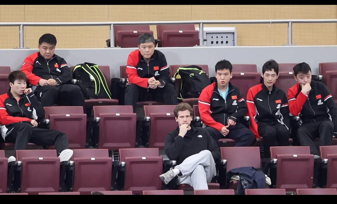 看台上国乒男线看队友内战好困啊一看观众席吓一跳😮，这次球星挑战赛，国乒男队