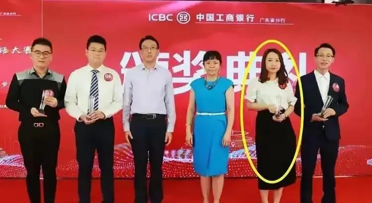 大瓜来了，惠州工行黄毅成举报妻子兼同事梁子莹，出轨健身教练。丈夫黄毅成是支行行长