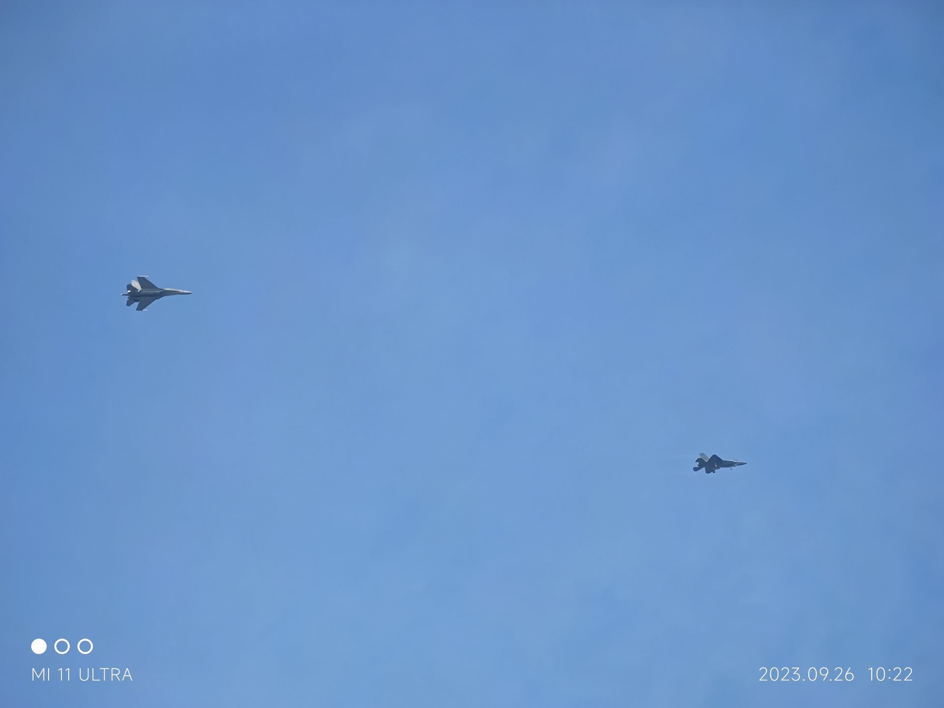 J35A首飞时的照片，J16伴飞[并不简单]J35A于23年9月首飞，25年就