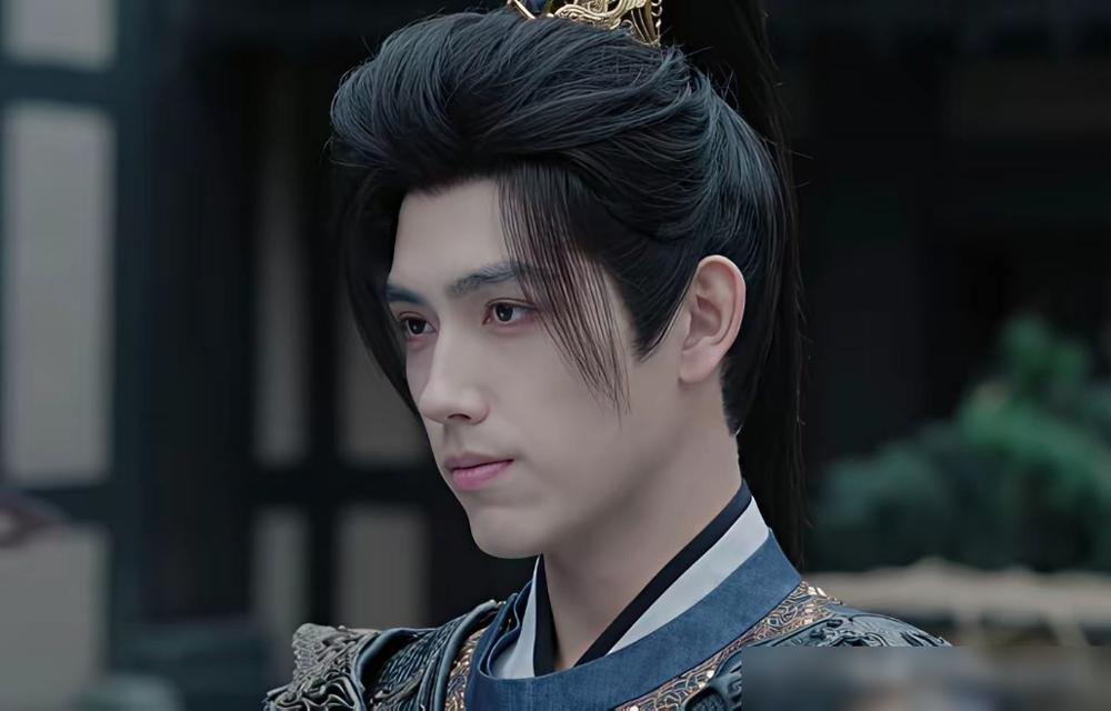 那玩意儿根本就不是假发。我告诉你，那是资本给艺人焊死的商业盔甲。你当那高耸入