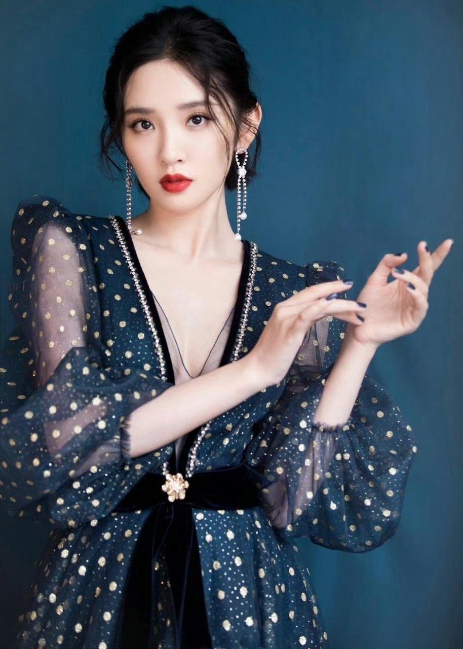 唐艺昕黑裙红唇，优雅精致～《乘风2026》舞台出圈，《不想睡的星期五》热播！#唐艺昕#​