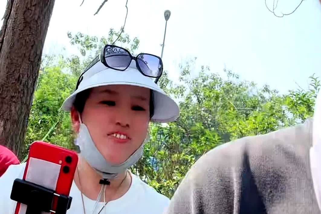张伦巴在直播中突然道歉了，他说下次在现场不会跟三月姐说话了，因为