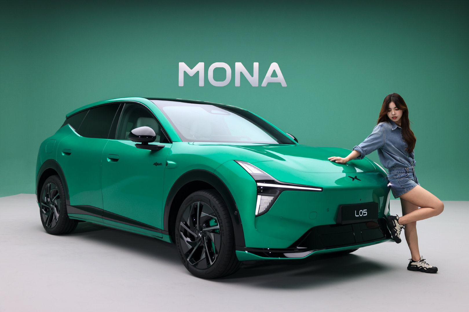 早，今天就用小鹏MONAL05的这抹「仙踪绿」唤醒你吧～见到它的第一眼就被吸引了眼球，饱满鲜亮的车漆